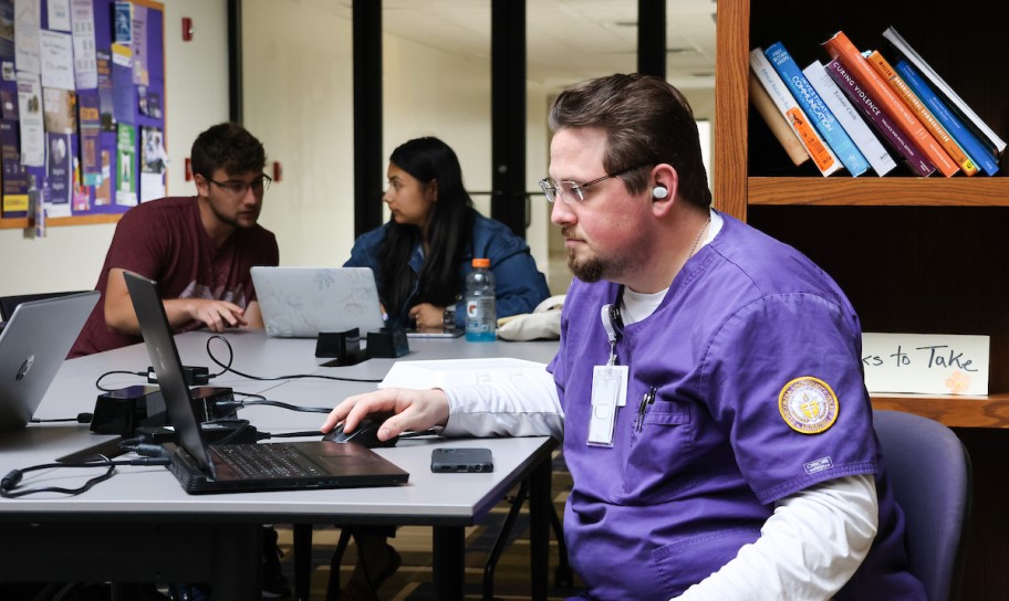 CTX nursing student working hybrid