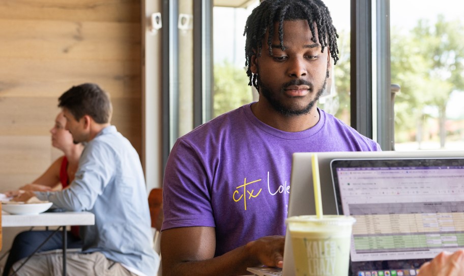 Students working in a cafe