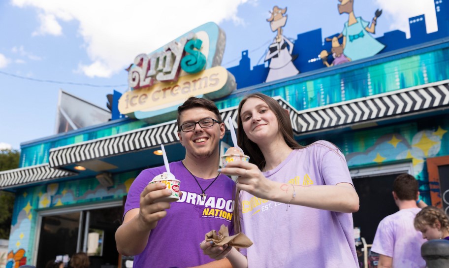 A pair of Concordia Texas students enjoying Amy's Ice Cream